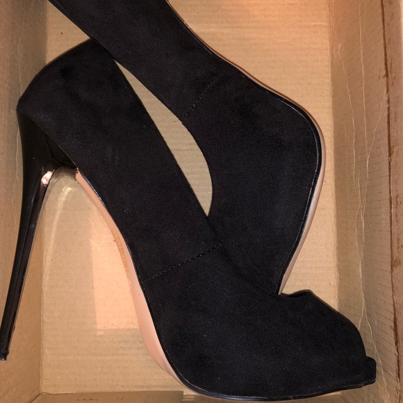 Black Peep Toe Pump - Picture 3 of 3